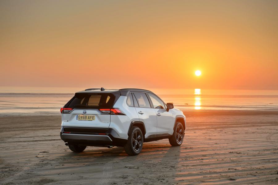  Toyota RAV4 Hybrid 2019 года  (UK) (фото 19 из 40)